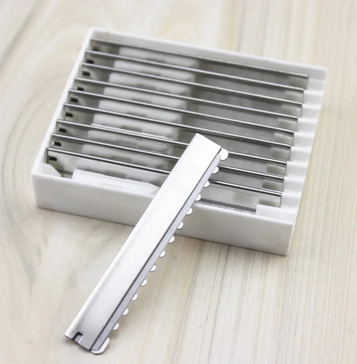 10pcs Safety Hair Shaving Blades Barber Stainless Steel Hairdressing Trimmer Thinning Cutting Blade Salon Hair Knife Razor Blade
